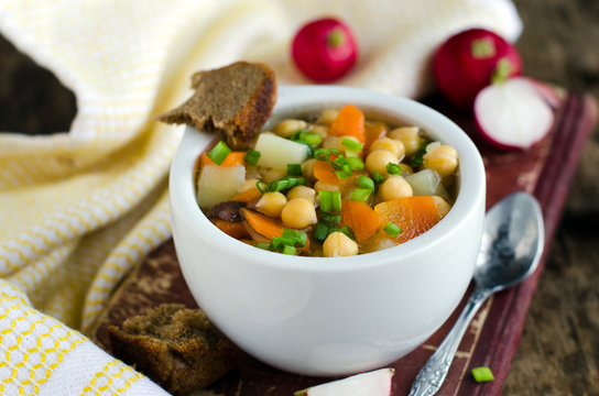 Soup of chickpea and vegetable