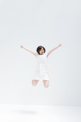 ジャンプする女の子