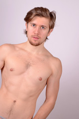 Fototapeta premium junger mann mit nacktem oberkörper