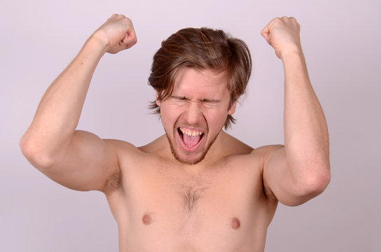junger mann freut sich