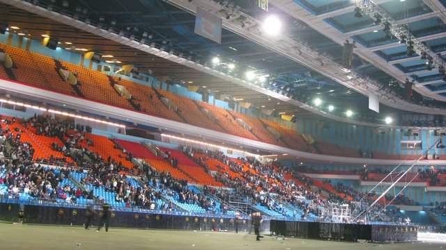 Many spectators leave places after concert
