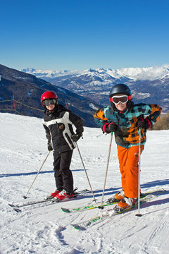 Jeunes skieurs sur les pistes (Jumeaux 11 ans)