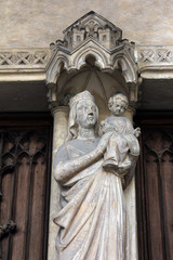 Fototapeta na wymiar Madonna and Child statue, St Germain l'Auxerrois church, Paris