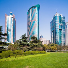 Fototapeta na wymiar park miejski z nowoczesnym budynku w tle Szanghaju