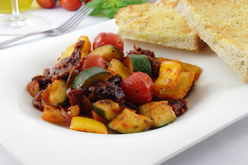 vegetables and garlic bread - Gemüsepfanne und Knoblauchbrot