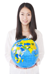 地球儀を持った女性