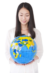 地球儀をもった女性
