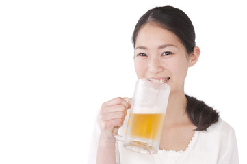 ビールを飲む女性