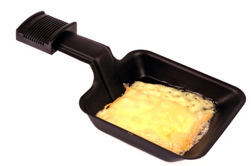 Fromage fondu dans une pelle à raclette
