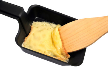 Fromage fondu retiré de la pelle à raclette