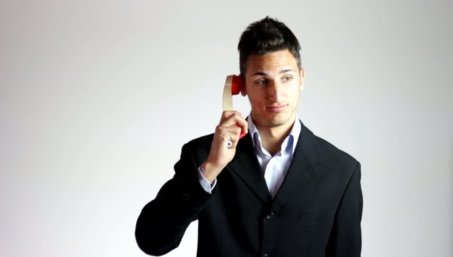 ragazzo al telefono con recivitore
