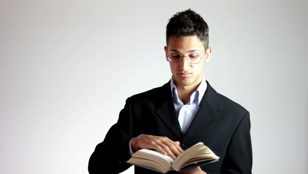 studente con libro scolastico