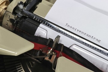 'Insolvenzantrag' geschrieben auf alter Schreibmaschine