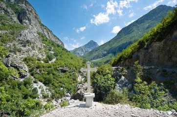 Fototapeta na wymiar Krucyfiks w albańskich górach