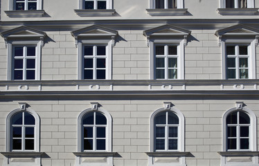 Obraz premium Windows on old style building facade