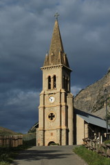 Fototapeta na wymiar Kościół Saint Michel Saint-Mammes, Cervieres, Alpy, Francja