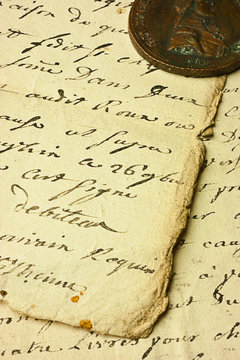 pagine manoscritte e moneta