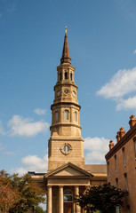 Fototapeta na wymiar Stary Kamień Kościół Wieża z zegarem