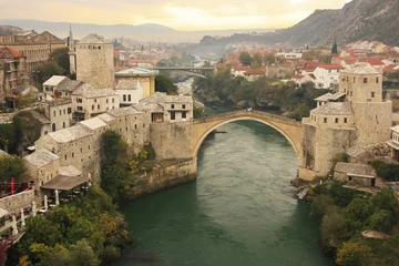 Fotobehang Stari Most Stad Mostar en Stari Most bij zonsondergang, Bosnië en Herzegovina