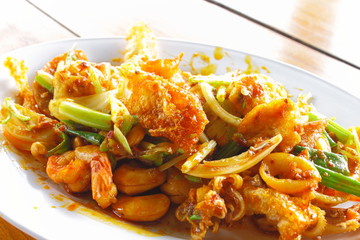 Salad of several things that crisp and fried in hot oil