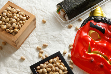 鬼の面と豆と巻き寿司