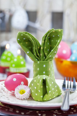 Stoffserviette f&uuml;r Osterfr&uuml;hst&uuml;ck als Hase gefalten