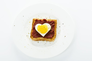 Spiegelei-Herz auf Toast