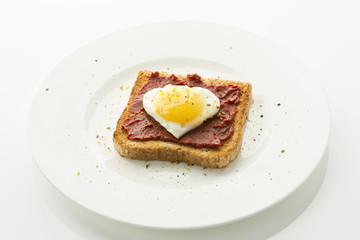 Spiegelei-Herz auf Toast