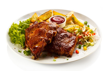 Tasty grilled ribs with vegetables