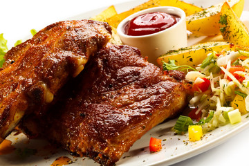 Tasty grilled ribs with vegetables