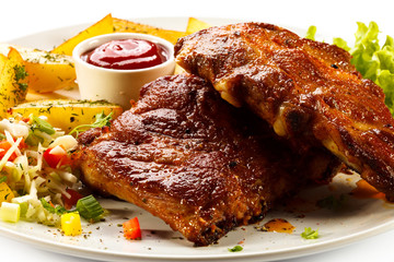 Tasty grilled ribs with vegetables