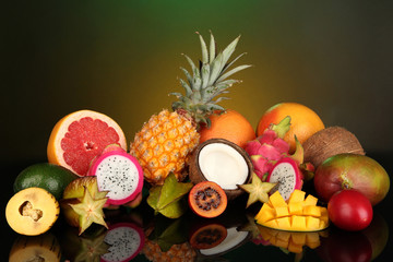 Naklejka na ściany i meble Skład egzotycznych owoców na kolorowe tło