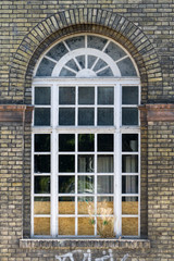 Fototapeta na wymiar Okno w starym domu