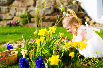 Obraz na płótnie Canvas Dziewczyna na Easter Egg Hunt z jaj