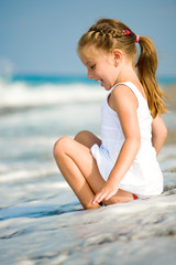 Fototapeta na wymiar Dziewczynka na plaży