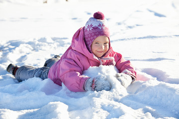 Fototapeta na wymiar Dziewczyna w zimie