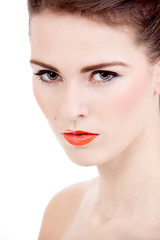perfekte junge schöne brünette frau mit orange lippenstift iso