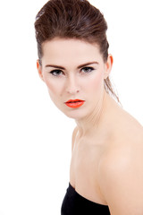 perfekte junge schöne brünette frau mit orange lippenstift iso