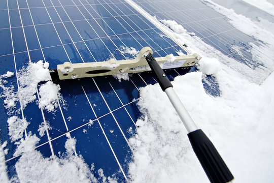 Photovoltaikanlage von Schnee befreien - Solarzellen