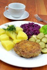 kotlet mielony z ziemniakami,ogórkiem i kapustą