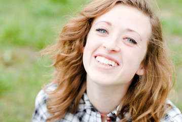 Naklejka premium Smiling teenage girl had shot portrait
