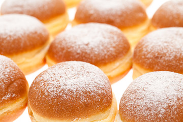 Viele Krapfen in einer Reihe