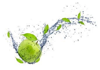 Pomme verte dans les éclaboussures d& 39 eau, isolé sur fond blanc