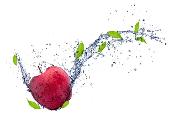 Photo sur Plexiglas Éclaboussures deau Pomme rouge dans les éclaboussures d& 39 eau, isolé sur fond blanc