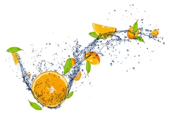 Crédence de cuisine en verre imprimé Éclaboussures deau Oranges fraîches dans les éclaboussures d& 39 eau, isolés sur fond blanc