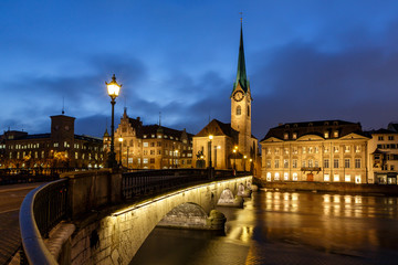 Fototapeta na wymiar Illuminated Fraumunster Kościół i rzeka Limmat w Zurychu, SWITZ