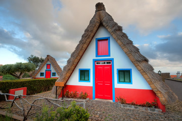 Fototapeta na wymiar Typowe stare domy na wyspie Madera, Portugalia