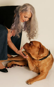 Dame im Dirndl mit Hund