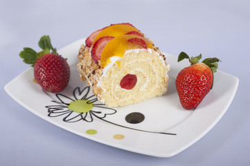 Sponge roll with fruits