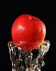 Crédence de cuisine en verre imprimé Éclaboussures deau pomme dans un jet d& 39 eau.